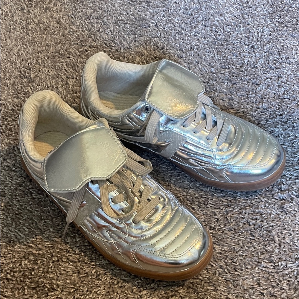 Cushionaire Silver Sneakers
